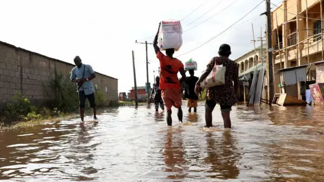 Heavy downpour triggers widespread flooding in Lagos