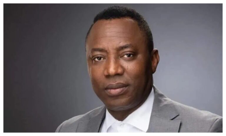 ‘Free Sowore now’ – Protesters storm Federal High Court Abuja [VIDEO]