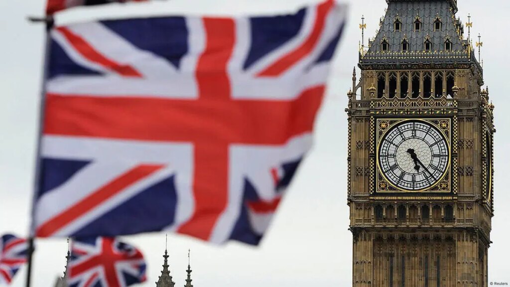 Doctors in England accept pay deal to end strikes