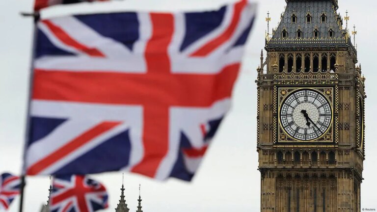Doctors in England accept pay deal to end strikes