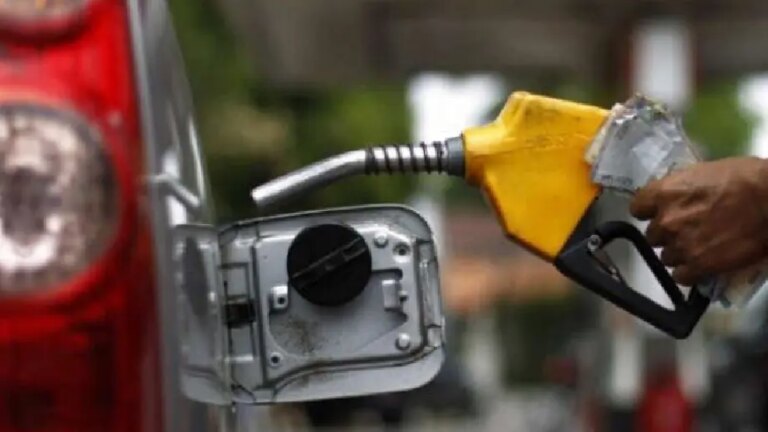 Nigerian filling stations to reduce fuel price near N1,000 per litre amid pressure