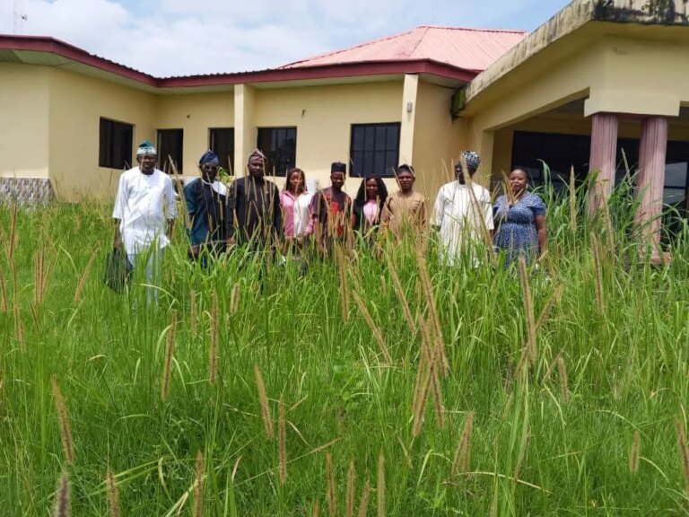 FACT CHECK: Yala Lawmakers Pose for Photo in Front of Bushy Chambers