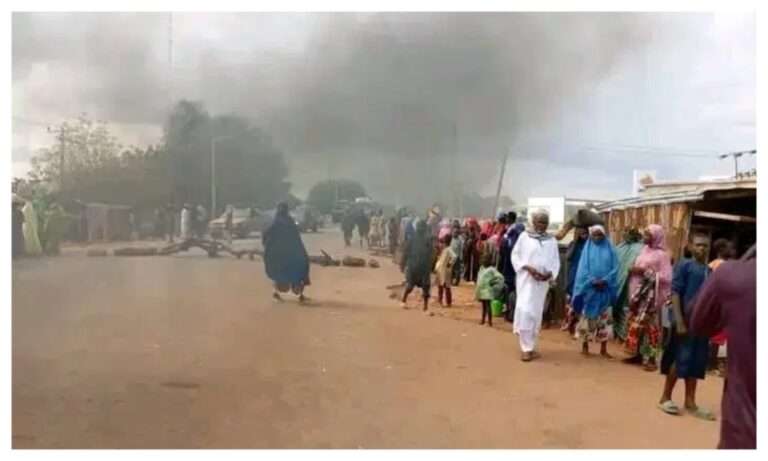 Bandit attacks spark protest in Sokoto as angry residents block major highway [VIDEO]